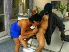 Se folla al ladrón enmascarado frente a su marido