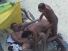 Grabando parejas teniendo sexo en la playa