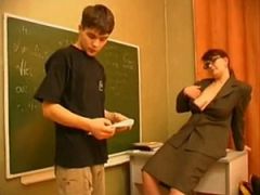 La profesora se folla al alumno de 18 años