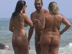 Grabando mujeres desnudas en la playa nudista