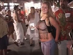 Enseñando las tetas en la calle en Mardi Grass