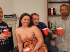 Que contenta está la gorda antes de hacer la orgía